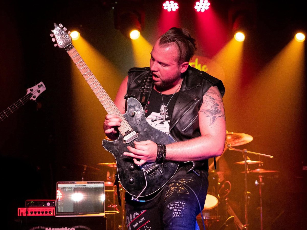 Cheers to the weekend everyone! 🤘🤘

📸: @smsullivan photography 

#WeekendVibes
#rockmusic