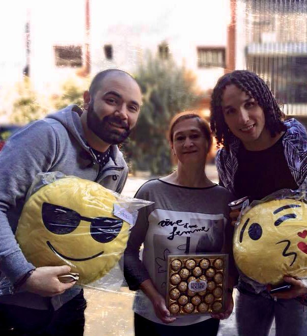 Aun recuerdo los primeros videos donde salieron los cojines que les regale justo antes de que abrieran el canal de Youtube de <a href="/LosRules/">RULÉS</a> 
Fue muy bonito verlos y me emocione demasiado!! 
Recuerdo que Jorge me dijo: tu carga los chocolates! Jeje

RULÉS 10 AÑOS