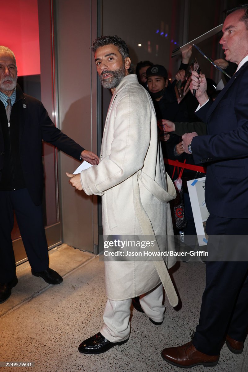 0asisupersonic's tweet photo. I think that men should apologize for not being Oscar Isaac https://t.co/xFOwvpaNt2