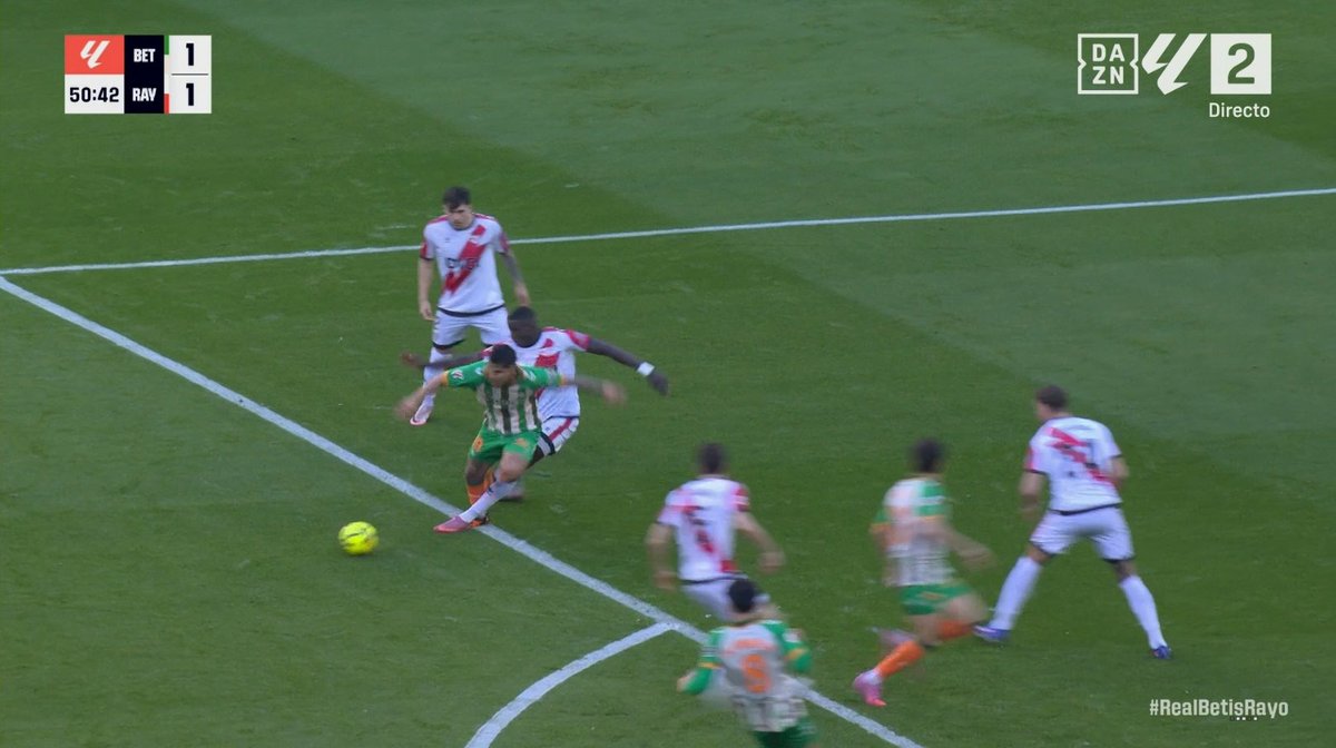 ⚽️ #RealBetisRayo 
⌚️ Min. 46
💥 El <a href="/RealBetis/">Real Betis Balompié 🌴💚</a> reclama penalti
🔎 Mendy pisa a Cucho Hernández al filo del área penal
🖥️ Revisándolo desde el VAR, no tienen la certeza absoluta que la acción se cometa sobre la línea
✅ En ese caso, debe prevalecer la decisión de campo