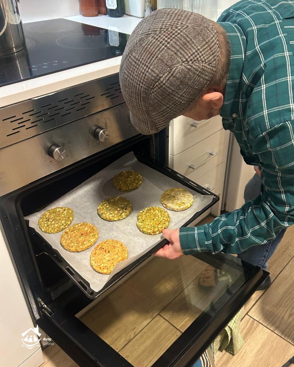 ruscgirona_llar's tweet image. L’altre dia l’Agustí es va posar al comandament de la cuina i ens va preparar el sopar… 😆
Va fer unes hamburgueses cuites al forn que li van quedar boníssimes! 😋🍔

#elrusc #llar #llarresidencia #llarresidenciagirona #vidacomunitaria #inserció #inclusió #ruscgirona