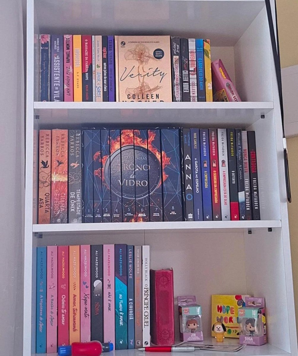 oliveeezyx's tweet photo. qual livro da minha estante devo ler agora? 🫠 https://t.co/aZ9JROCZ1e