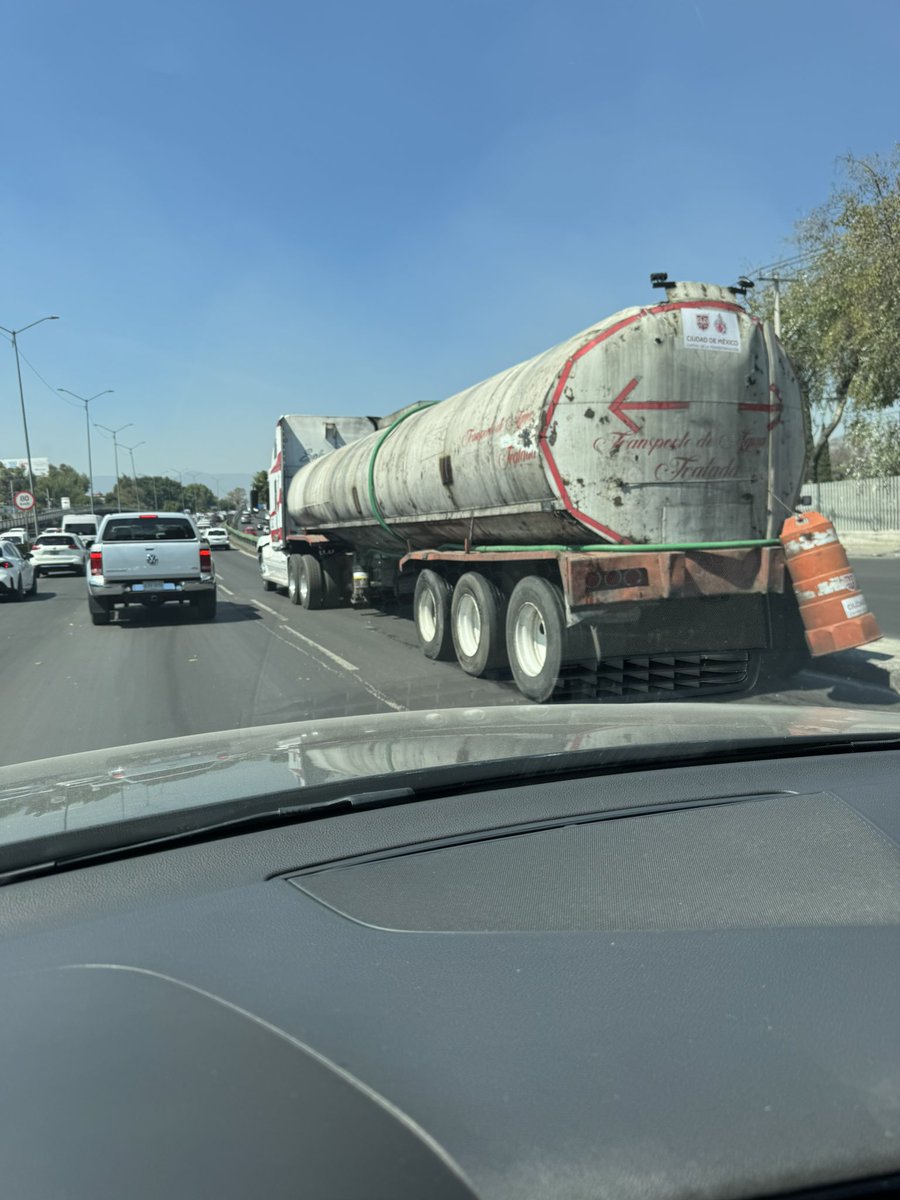 Ahora cada vez que salgo veo 2 o 3 pipas de agua en la #CDMX. 

Resulta que <a href="/ClaraBrugadaM/">Clara Brugada Molina</a> se llevó el negocio que hizo con las pipas en #Iztapalapa a toda la CDMX, al llegar centralizó todo el tema del agua al gobierno de la Ciudad, las alcaldías ya no pueden gestionar ni