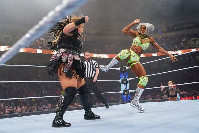 S2lWrestling's tweet image. Giulia @Phenomenal_HKBW unloads with stiff forearms and a snap suplex, while Mariah lands a running knee on both!! 

Jade @C4UTION_Z0NE storms in, flattening Giulia with a pump kick and military pressing Mariah with ease!!
