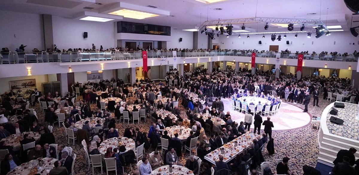 Kızılcahamam-Çamlıdere Eğitim ve Sosyal Yardım Vakfı - ESYAV’ın geleneksel iftar yemeğinde hemşehrilerimizle bir araya geldik, 40 yılda  30 bin öğrenciye burs veren ESYAV’ı, bu yıl da Türkiye genelinde 2 bin yükseköğretim öğrencisine vermiş olduğu burslar nedeni ile kutluyorum.