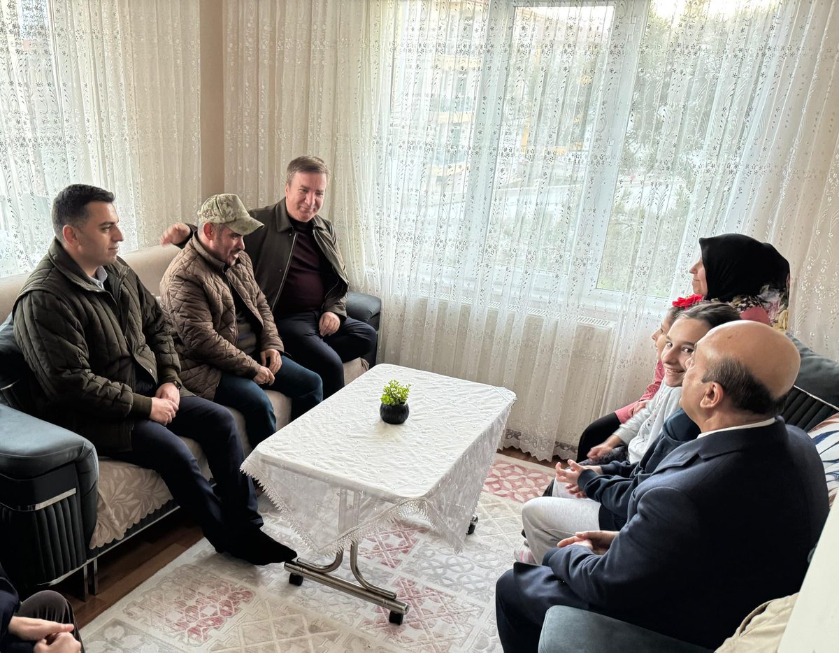 Valimiz Sayın Hamza Aydoğdu; Vali Yardımcımız Sn. Mehmet Emre Canpolat, İl Millî Eğitim Müdürü Sn. Hacı Ömer Kartal ve Sosyal Yardımlaşma ve Dayanışma Vakfı Müdürü Sn. Remzi Sarıgöl ile birlikte ilimiz merkezde ikamet eden hemşehrilerimizden:

📍 Sn. Salihe Varan
📍 Sn. Canan