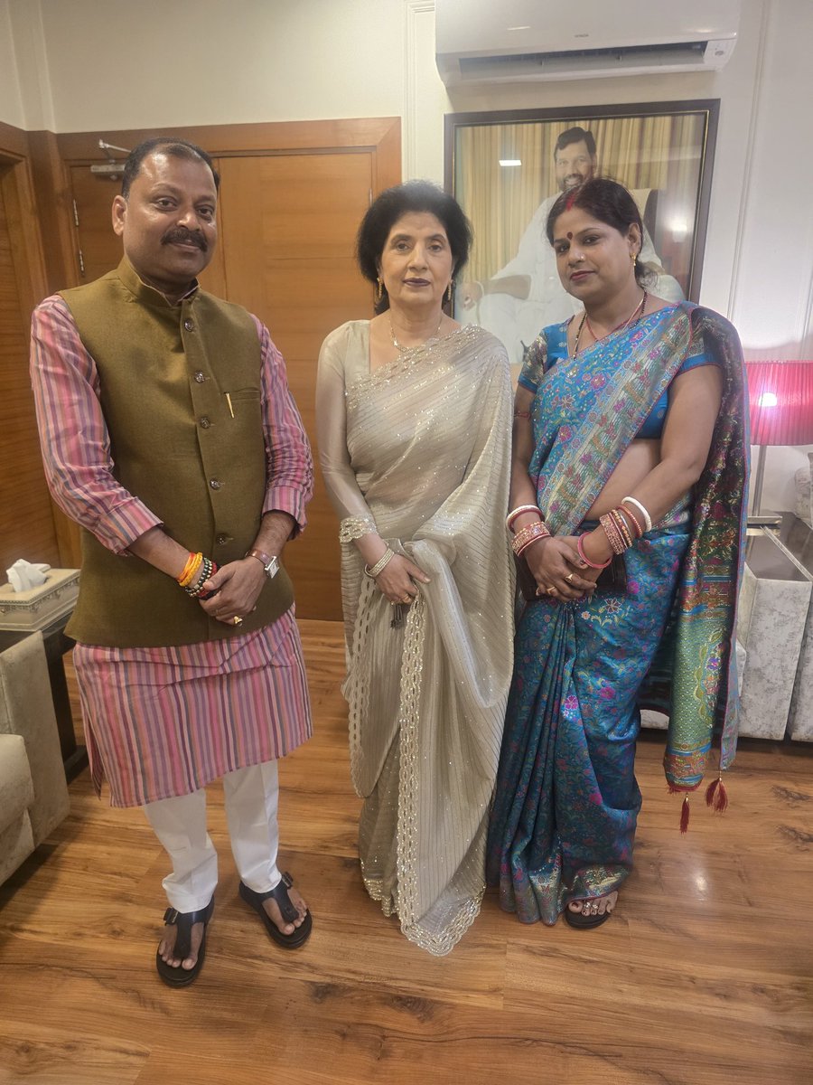iparshuramji's tweet photo. आज नई दिल्ली स्थित आवास पर माननीय केंद्रीय मंत्री गरीब दलित का मसीहा हम सबों का दिल के धड़कन माननीय श्री चिराग पासवान जी का मां जी से हम सबों की राज माता जी से सभी परिवार उनसे मिलकर आशीर्वाद लिए
@iChiragPaswan @ArunBhartiLJP @Rajeshverma_LJP https://t.co/cA6pVN0IPd