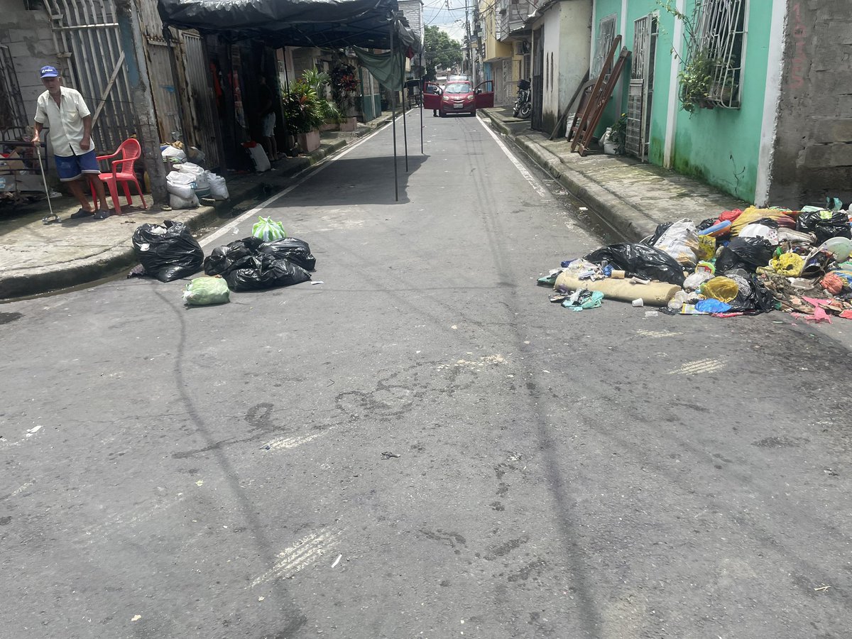 Señores de <a href="/alcaldiagye/">Muy Ilustre Municipalidad de Guayaquil</a>  en los callejones 22,21,20,19,18,17 y 16 del batallón del suburbio entrando por la 29 Colegio Provincia del Azuay la basura está desde el martes 17 no pasa el recolector de basura de Puerto Limpio según ls carros están dañados por favor vengan a limpiar