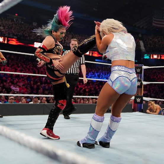 S2lWrestling's tweet image. Asuka @hcmo20 unloads with stiff kicks and a running hip attack, then locks in an Asuka Lock attempt!! Becky rolls through, firing back with forearms and a Bexploder suplex!! 

Asuka swings—Becky counters, plants her with the Manhandle Slam!!

1…2…3!! Becky Lynch wins!!