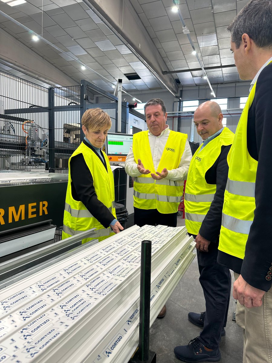 GVAivace's tweet image. 🔛@CanoMarian se reúne con alcalde #Salinas para conocer #proyectos industriales innovadores impulsados por la localidad

🪟 Visita empresa #GlassGaviota y áreas industriales, que siguen mejorando gracias a las ayudas #Ivace💰

📃n9.cl/mx0cxt

@GVAinicotur @generalitat