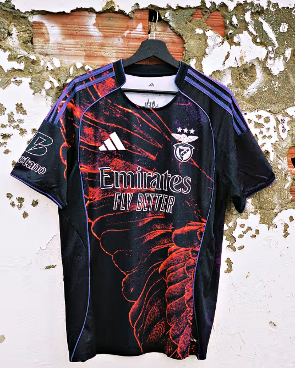 O novo equipamento do Benfica teve direção criativa de Vhils e representa a ligação entre futebol e arte urbana.