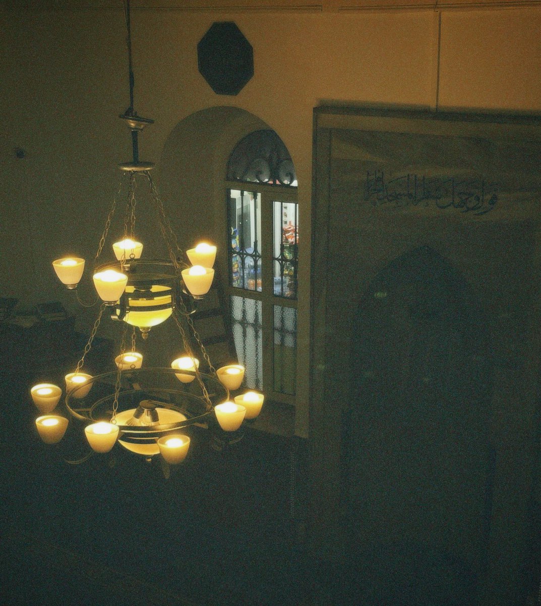 ramazan 3
dün gittiğim cami o kadar tıklım tıklımdı ki bugün daha sakin bir camiye gideyim dedim gittiğim camide imam bile yoktu??? yanlış dualarım ve ben :) neyse cemaatten biri imam oldu da farzı kılabildik :))