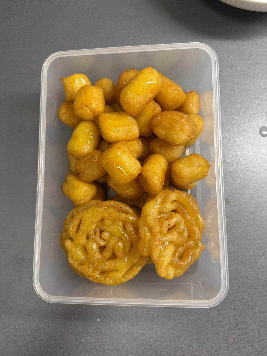 Arezo_000's tweet image. زولبیا بامیه خودم پز😂😊💅🏻.
#رمضان_كريم