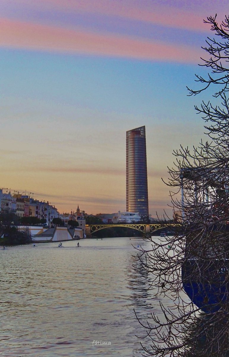 Y la tarde cae despacio 
    Como quien no quiere irse del todo…