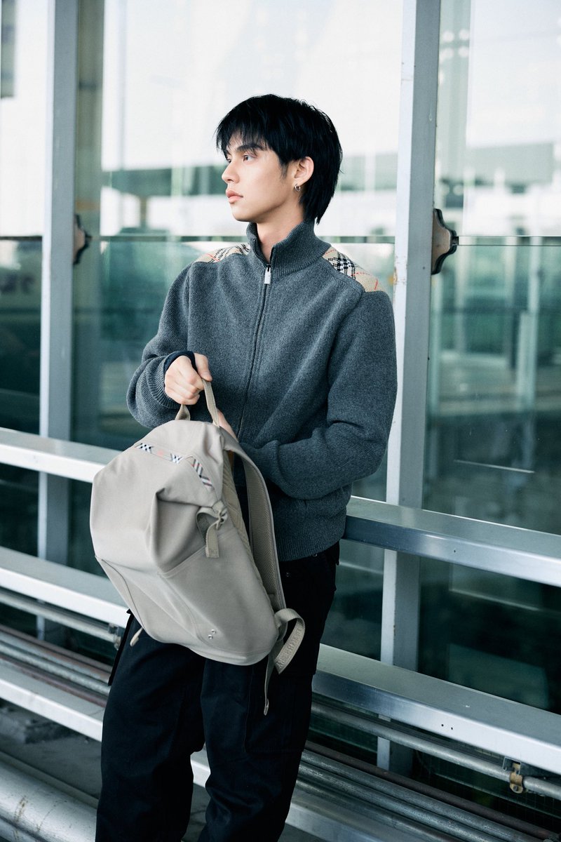 mintmag_th's tweet photo. สิบเต็มสิบ! เสิร์ฟภาพหล่อหนุ่ม #ไบร์ทวชิรวิชญ์ Burberry Ambassador ในแอร์พอร์ตลุค ณ ท่าอากาศยานสุวรรณภูมิก่อนบินลัดฟ้าสู่ลอนดอน กับลุคเด่นด้วยแจ็คเก็ตเทา Burberry check จับคู่กับกางเกงคาร์โก้สีดำ พร้อมกระเป๋ารุ่น Storm Backpack สี Taupe Beige และสวมรองเท้ารุ่น Matrix Sport สี Ceramic White แมทช์เข้ากันเป็นอย่างดี รอติดตามชมลุคฟร้อนท์โรว์เจ้าตัวได้เลย ที่ Burberry Winter 2026 Show จะจัดขึ้นใน วันที่ 24 กุมภาพันธ์ เวลา 02:00 น. (ตามเวลาประเทศไทย)💚

#bbrightvc
#Burberry
#MintNews