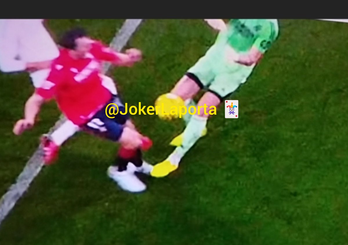 JokerLaporta's tweet photo. Penalti de Courtois a Budimir por clavarle 2 tacos en la punta de la bota / No penalti a Vinicius por clavarle los tacos en el tobillo vs Osasuna y Rayo que pudieron lesionarlo de gravedad. 

No es fútbol, es @LaLiga mugrienta y adulterada de @Tebasjavier. #OsasunaRealMadrid https://t.co/JaiI8jFamU