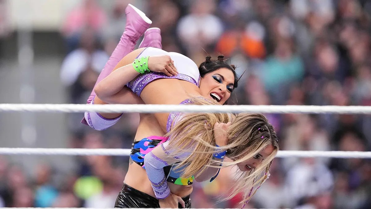 S2lWrestling's tweet image. Raquel dominates early, launching Lyra @C4UTION_Z0NE with a Fallaway Slam and crushing her with a Powerslam!! 

Lyra fights back with sharp kicks and a flying leg drop, stunning the powerhouse!!