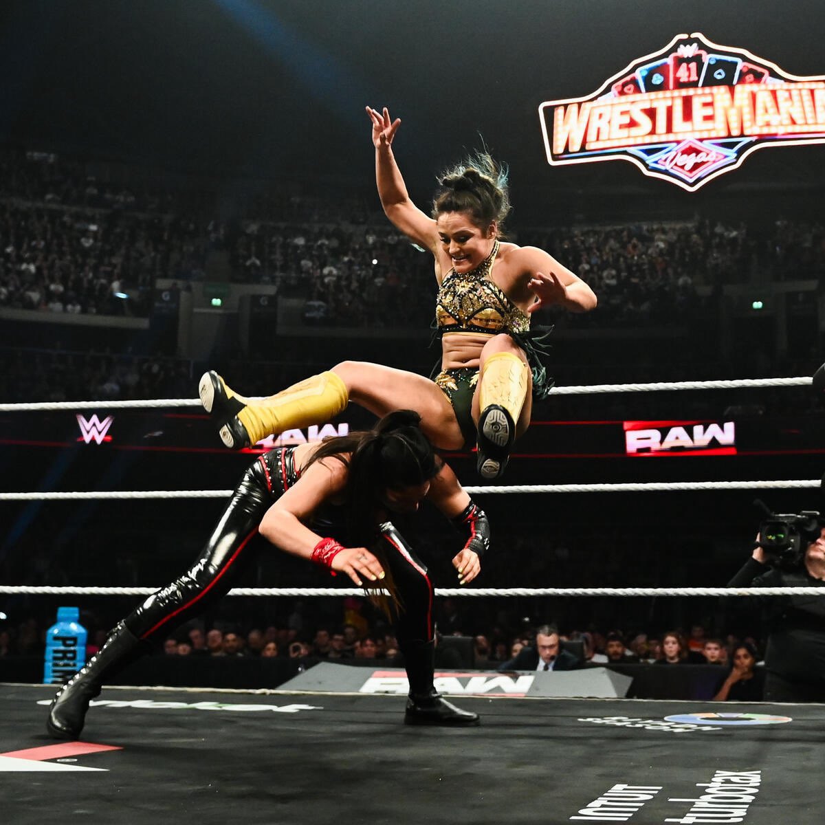 S2lWrestling's tweet image. Raquel dominates early, launching Lyra @C4UTION_Z0NE with a Fallaway Slam and crushing her with a Powerslam!! 

Lyra fights back with sharp kicks and a flying leg drop, stunning the powerhouse!!