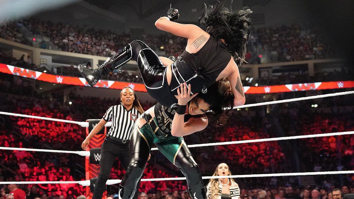 S2lWrestling's tweet image. Raquel plants her with a Chingona Bomb attempt but Lyra slips out and lands a Powerbomb!! She heads up top Diving Splash connects!!

Valkyria now gets Raquel up and hits Nightwing!!

1…2…3!! Lyra Valkyria @C4UTION_Z0NE wins!!