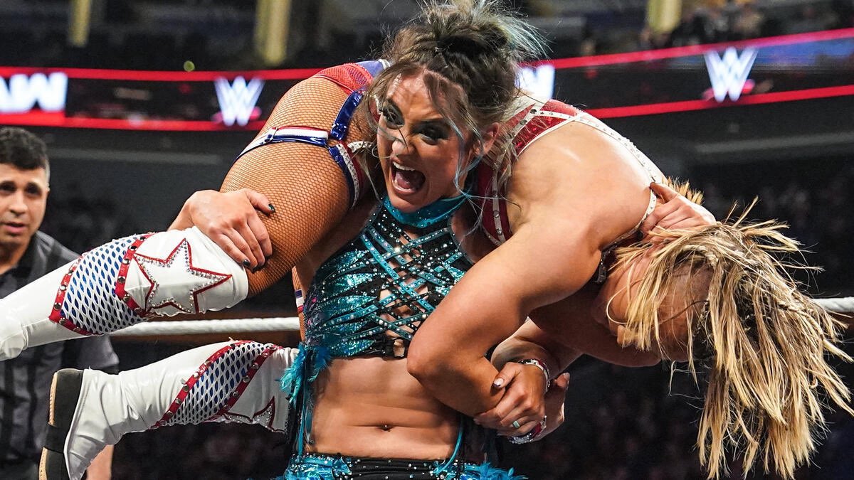 S2lWrestling's tweet image. Raquel plants her with a Chingona Bomb attempt but Lyra slips out and lands a Powerbomb!! She heads up top Diving Splash connects!!

Valkyria now gets Raquel up and hits Nightwing!!

1…2…3!! Lyra Valkyria @C4UTION_Z0NE wins!!