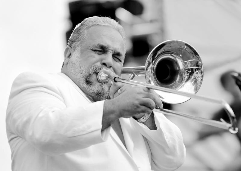 Diario_Supremo's tweet image. 🕊️QEPD | Salsa 💃 hasta el cielo ⚫

Falleció Willie Colón a los 75 años, por complicaciones de salud. 

El mundo de la salsa está de luto con la partida de una leyenda.

Fue un cantautor y trombonista estadounidense de origen puertorriqueño.

#AL #USA #NY #México #PuertPuerto