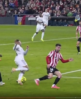 imanoleg_'s tweet photo. Solo en una de estas imágenes un señor colegiado valiente y español se atrevió a enseñar tarjeta amarilla por fingir penalti. Solo una de estas cuatro imágenes fue penalti catedralicio. https://t.co/pLq3ZAqctm