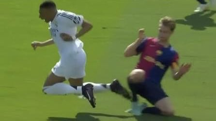 imanoleg_'s tweet photo. Solo en una de estas imágenes un señor colegiado valiente y español se atrevió a enseñar tarjeta amarilla por fingir penalti. Solo una de estas cuatro imágenes fue penalti catedralicio. https://t.co/pLq3ZAqctm