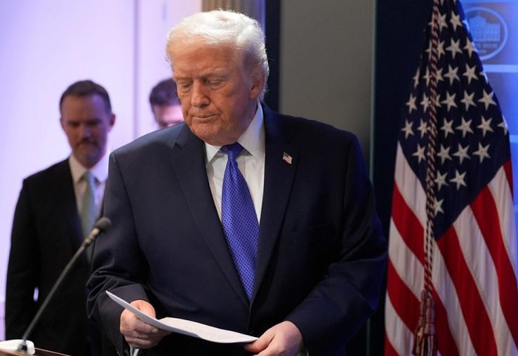 Trump impone arancel global de 10% tras revés con Suprema EU listinusa.net/2026/02/21/tru…