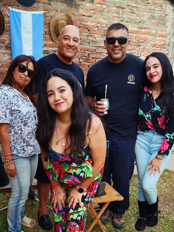 El día de ayer recibimos a Juan Manuel Pavon  del Staff de Canal 9 Imagen del Nordeste de Chaco en el patio de nuestra casa 🏡 quién nos realizó una nota y filmó un poco de lo que hacemos en vivo en el programa y también junto al dúo con Valeria en esta ocasión.
