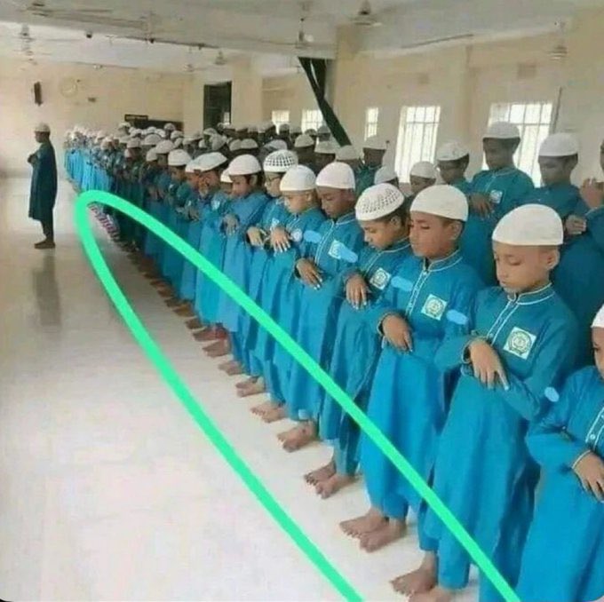 You'll never see that kind of respect in our mosques, and that's truly regrettable…... 

#Ramadan2026 #RISERCONCERTD2