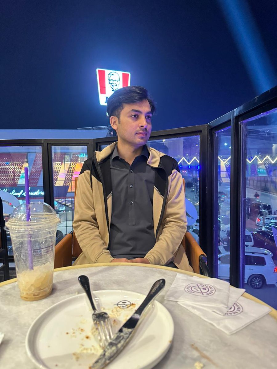 Meraniiie's tweet photo. coffee bean &amp; tea leaf Peshawar https://t.co/QgLHYiLwm4