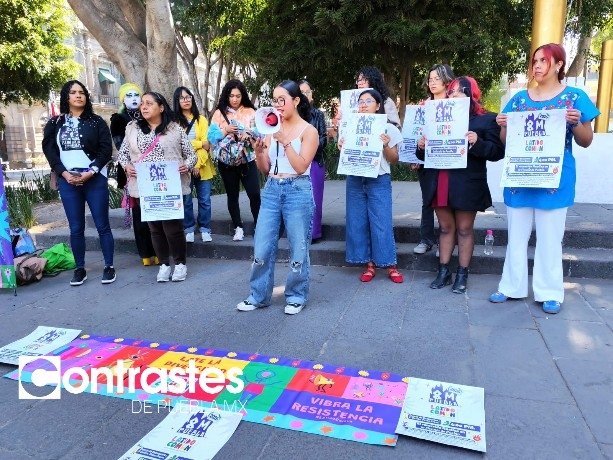ContrastesdePue's tweet photo. ♀️ 🪧 Organizaciones feministas preparan #marcha por el #8M en #Puebla 
Aquí la convocatoria 👇
https://t.co/bInGwx8gD6 https://t.co/pE8QAm7Ca9