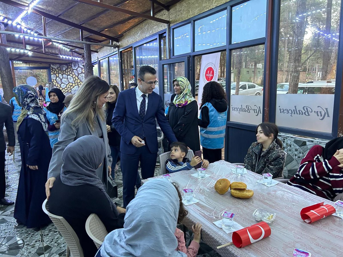Kaymakamımız Sayın Ayhan AKPAY ve eşi Senem AKPAY, "Yüreğimizdeki Işık Projesi" kapsamında Ramazan'ın 3. günü çocuklarımız ve ailelerimiz ile iftar programında biraraya geldi. İftar sonrası çocuklarımıza çeşitli hediyelerin verildiği etkinlikte, Kaymakamımız ve eşi çocuklarımız