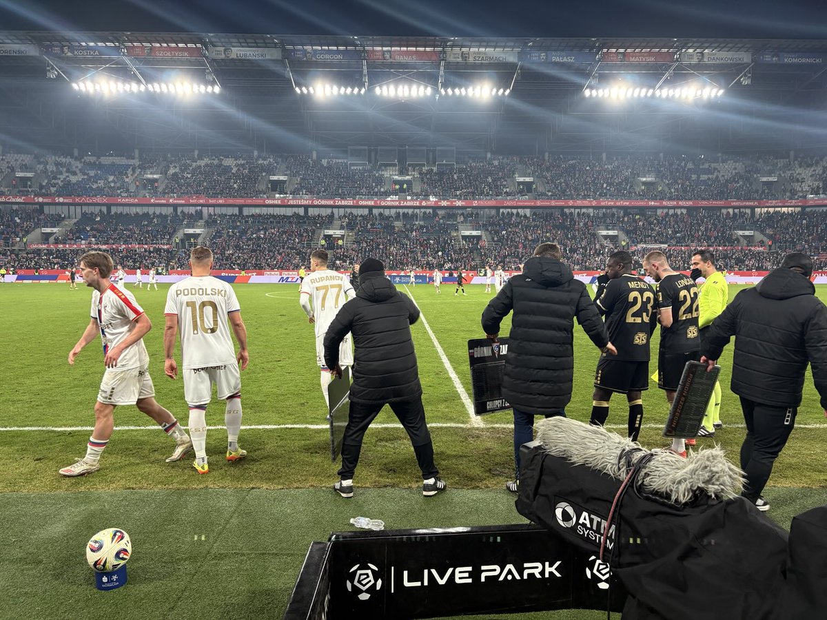 Historyczny moment w ⁦<a href="/_Ekstraklasa_/">PKO BP Ekstraklasa</a>⁩ - równocześnie na boisko wchodzi dwóch byłych mistrzów świata 🥇🏆