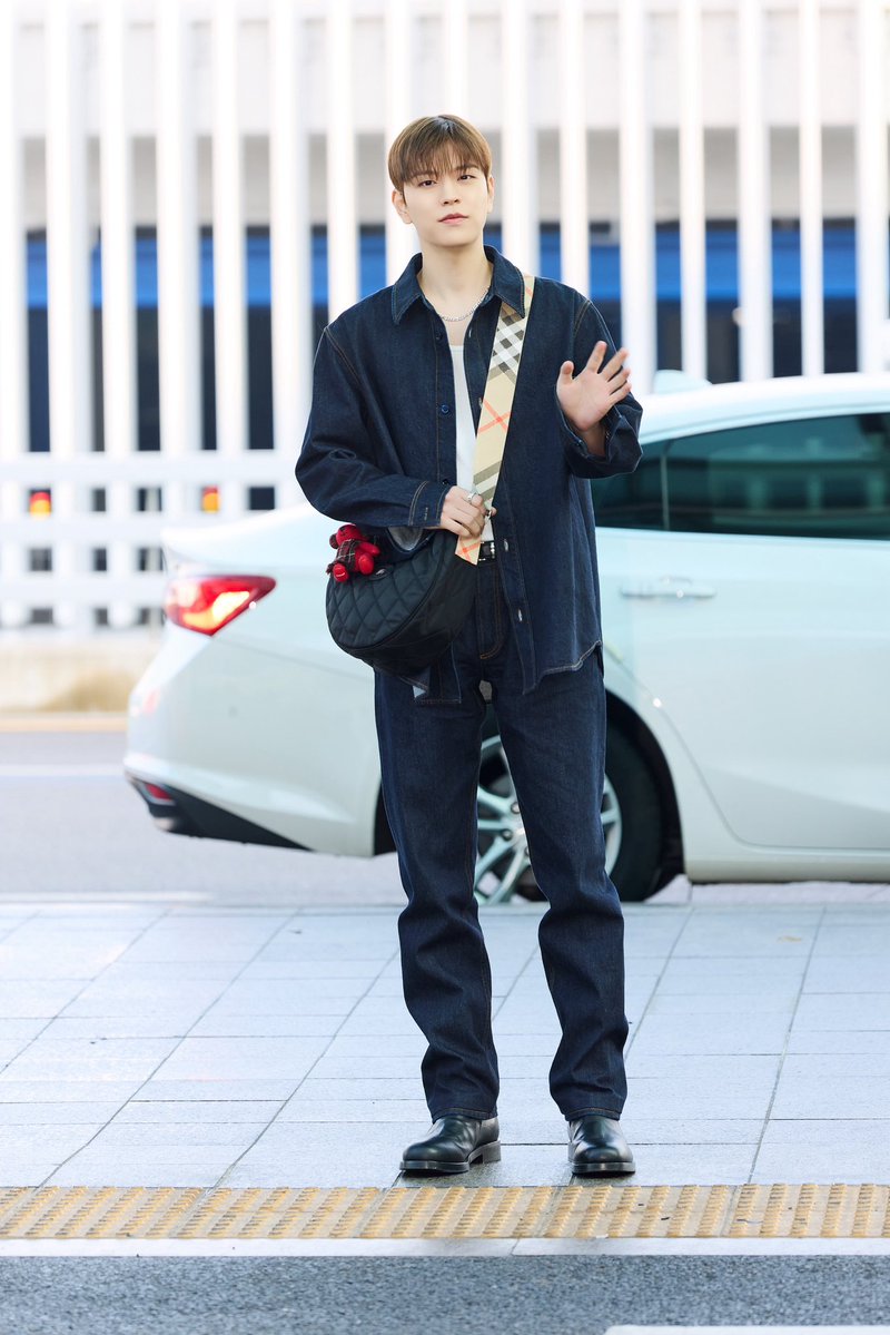 ส่งภาพ #SEUNGMIN Burberry Global Ambassador คนเท่ในแอร์พอร์ตลุคสวมเสื้อโอเวอร์เชิ้ตผ้าเดนิม พร้อมกางเกงยีนส์ทรงตรงพับปลาย สี Dark Indigo และกระเป๋าสะพายข้างรุ่น Horseshoe สีดำ ก่อนบินสู่ลอนดอนร่วมชชมโชว์ Burberry Winter 2026 Show จะมีขึ้นวันที่ 24 กุมภาพันธ์ เวลา 02:00 น.