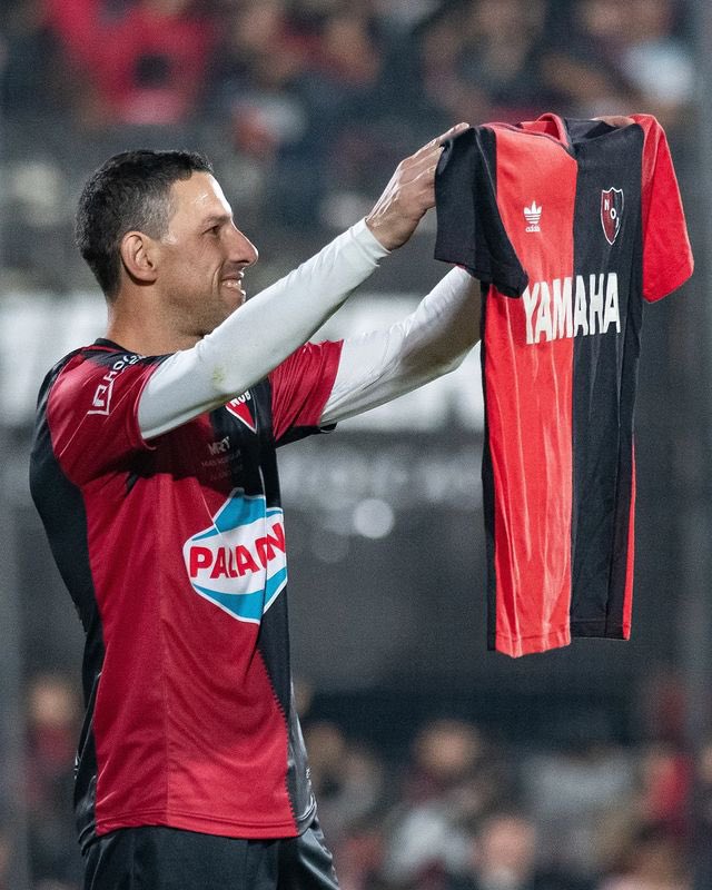 Cada vez se engrandece más tu nombre. 
En las malas, donde los cobardes no están.