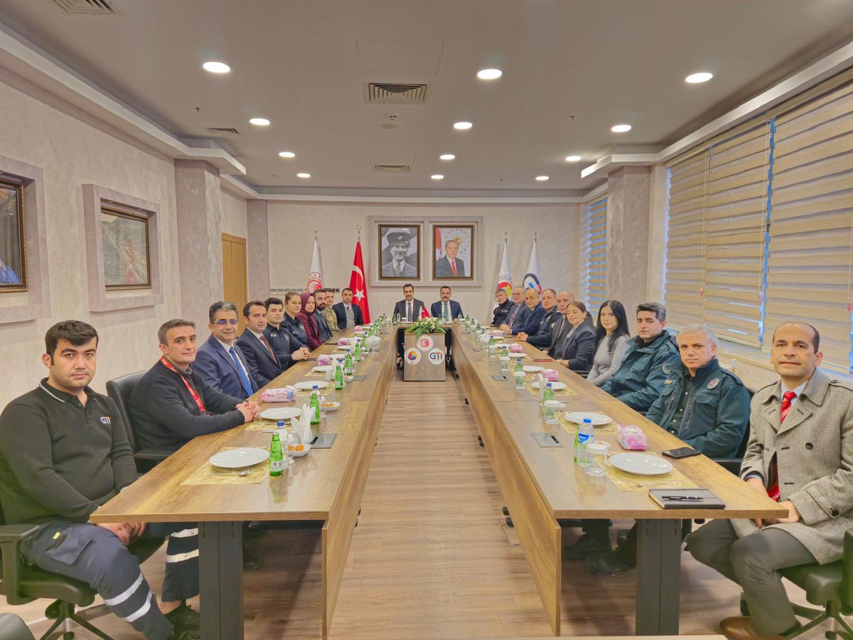 S_Kaymakamlik's tweet photo. 📌 KAYMAKAMIMIZ SN. Ö. SAFA TÜRKOĞLU ONURUNA VEDA YEMEĞİ DÜZENLENDİ.
Kaymakamımız aynı zamanda Kapıköy Kara ve Demiryolu Hudut Mülki İdari Amirimiz Sn. Ö. Safa Türkoğlu’nun Cumhurbaşkanlığı Atama Kararı ile https://t.co/mzthKZwYmF