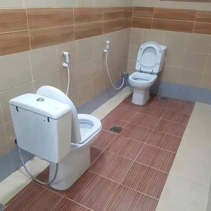 Can you be comfortable pooping with another person pooping in front of you? This twin pow is the test of love for couples, Me oo I no fit oooh