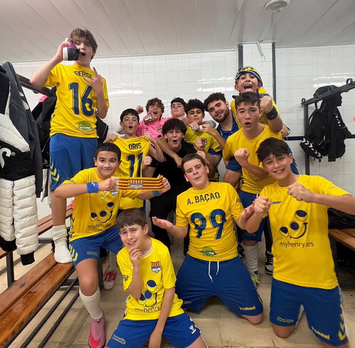 cfssantboi's tweet photo. Infantil B 3-2 Sant Climent 
Resultado final de la jornada 💛💙 #CFSSantBoi #unescutunafamilia https://t.co/atQ8qWZIKV