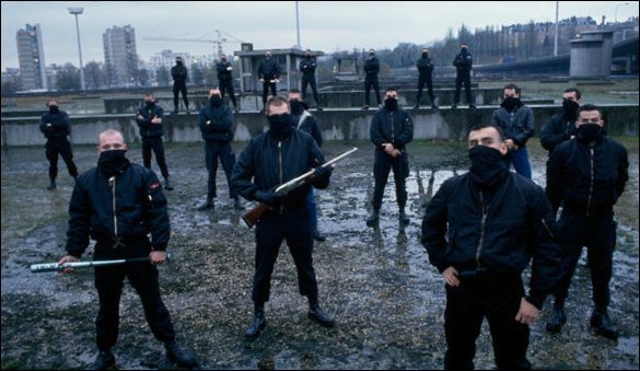 La cara del movimiento NS es esto. No lo olvideis nunca. Violentos, entrenados y organizados. Esa mani de blanquitos tristes es una capa. Hay mas.