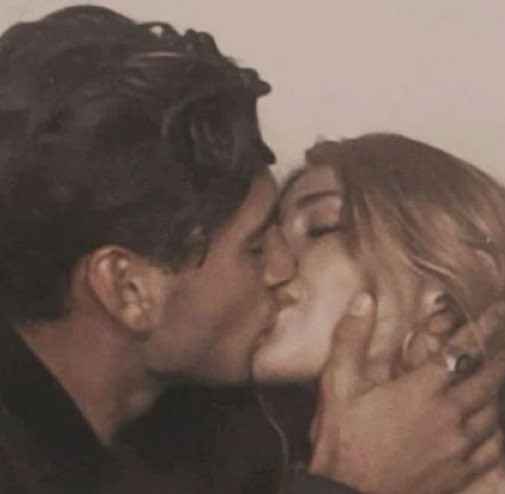 gunestozuperisi's tweet image. RT @sarcaiosgunes: onların bu hallerini okumak için sabırsızlanıyorum 🦢🐺#İçBŞ @gunestozuperisi