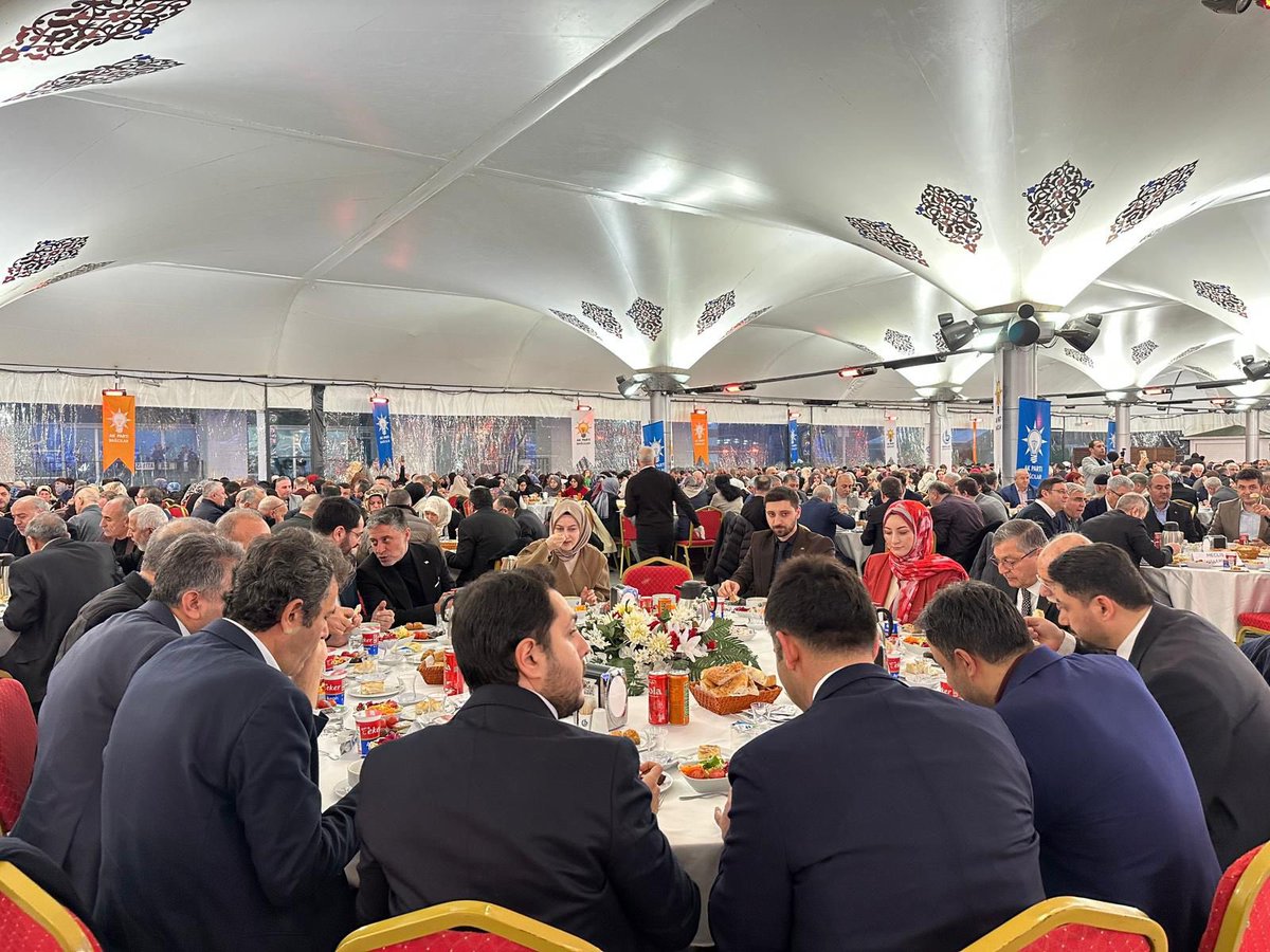 AK Parti Bağcılar İlçe Başkanlığı olarak düzenlediğimiz Vefa İftarı programında teşkilatımıza geçmişten bugüne emek vermiş yol ve dava arkadaşlarımızla bir araya gelmenin mutluluğunu yaşadık.

Aynı sofrayı paylaşmanın ve aynı hedeflere birlikte yürümenin kıymetini bir kez daha