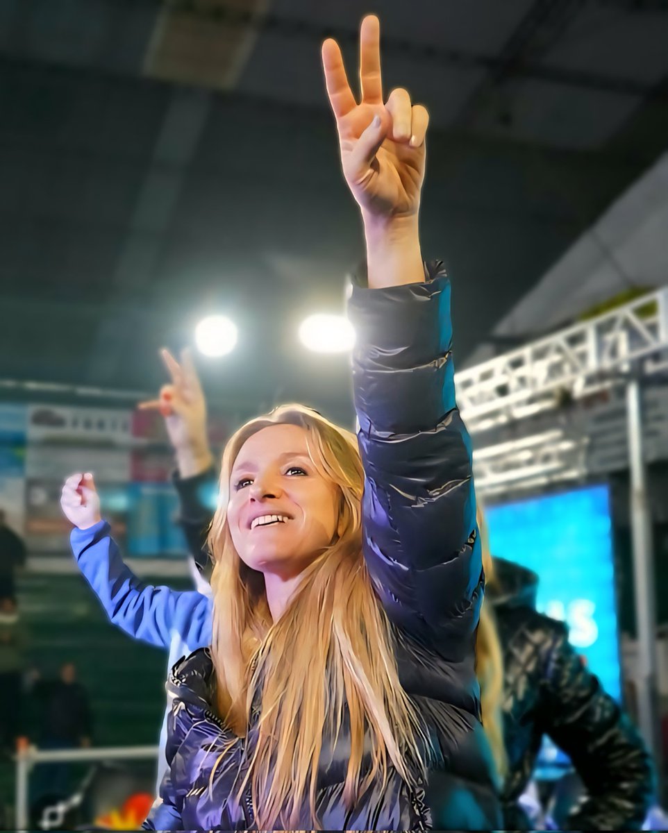 Quieren desviar la atención mientras destruyen los derechos de los trabajadores.
Bancamos a quienes nos bancan y defendemos a quienes nos defienden.
A Florencia la votamos y la votaremos mil veces más si hace falta ✌🏻