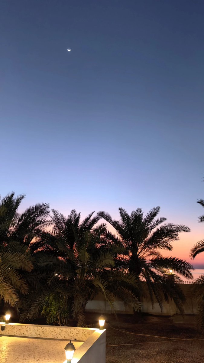 شهرٌ بهِ تهفو النفوسُ لخالقٍ
قد خصّـها بتلاوة القرآنِ
عشرٌ وعشرٌ تلك عشرونٌ بها
حثّ السباقِ لرحمةٍ وجنانِ
وختامها عشرٌ وفيها ليلةٌ
نرجو بها عتقًا من النيرانِ
يا ربِّ فاقبل صومنا وقيامنا
واختم لنا بالعفو والغفرانِ
#رمضان_شهر_البركه 🤲