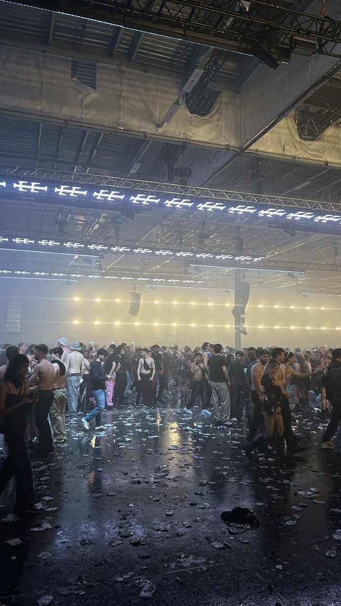justmrtnn's tweet photo. primo festival techno fuori dall’italia #teletech https://t.co/FzySMQLp6F