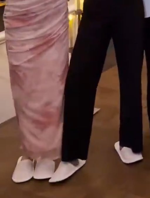 CRittidate5958's tweet image. RT @AommieeAom: ทุกคนเห็น…                                สาววายอิงล็อตเห็น…