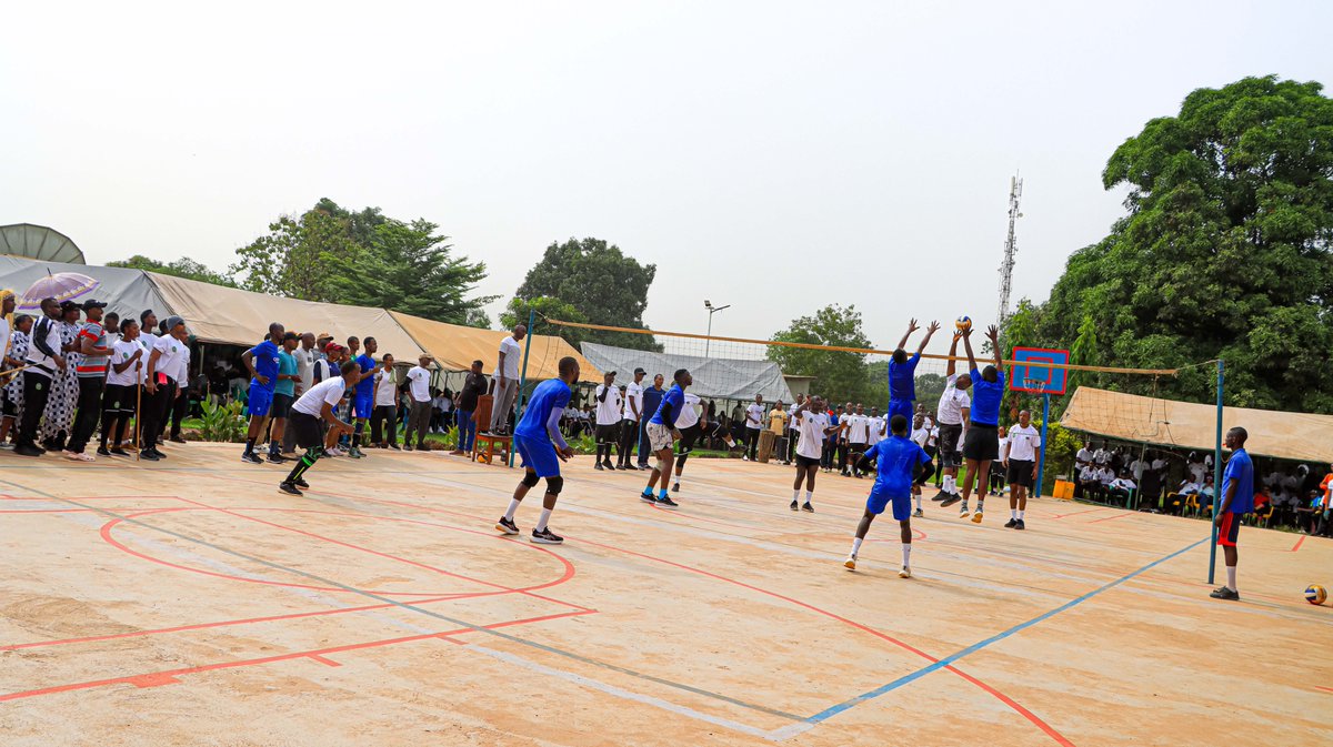 RwandaMoD's tweet photo. Rwandan peacekeepers serving under the United Nations Multidimensional Integrated Stabilization Mission in the Central African Republic (MINUSCA) at M’poko Camp in Bangui joined members of the Rwandan Diaspora for friendly basketball 🏀 and volleyball 🏐 matches, fostering unity and strengthening camaraderie among Rwandans abroad.

The event was graced by distinguished guests, including H.E. Olivier Kayumba, Rwanda’s Ambassador to the Central African Republic; Brigadier General Franco Rutagengwa, Joint Task Force Bangui (JTFB) Commander, the President of the Rwandan Diaspora, Uwera Mignone and Contingents' Commanders.

Both matches ended with the victory of Rwandan Diaspora over the Rwandan Peacekeepers ( 39- 38) in Basketball and (3 - 1) in Volleyball.