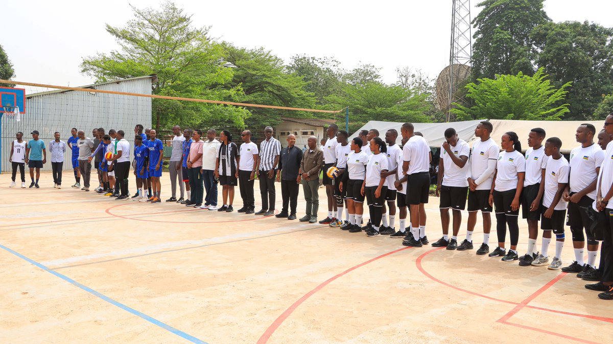 RwandaMoD's tweet photo. Rwandan peacekeepers serving under the United Nations Multidimensional Integrated Stabilization Mission in the Central African Republic (MINUSCA) at M’poko Camp in Bangui joined members of the Rwandan Diaspora for friendly basketball 🏀 and volleyball 🏐 matches, fostering unity and strengthening camaraderie among Rwandans abroad.

The event was graced by distinguished guests, including H.E. Olivier Kayumba, Rwanda’s Ambassador to the Central African Republic; Brigadier General Franco Rutagengwa, Joint Task Force Bangui (JTFB) Commander, the President of the Rwandan Diaspora, Uwera Mignone and Contingents' Commanders.

Both matches ended with the victory of Rwandan Diaspora over the Rwandan Peacekeepers ( 39- 38) in Basketball and (3 - 1) in Volleyball.
