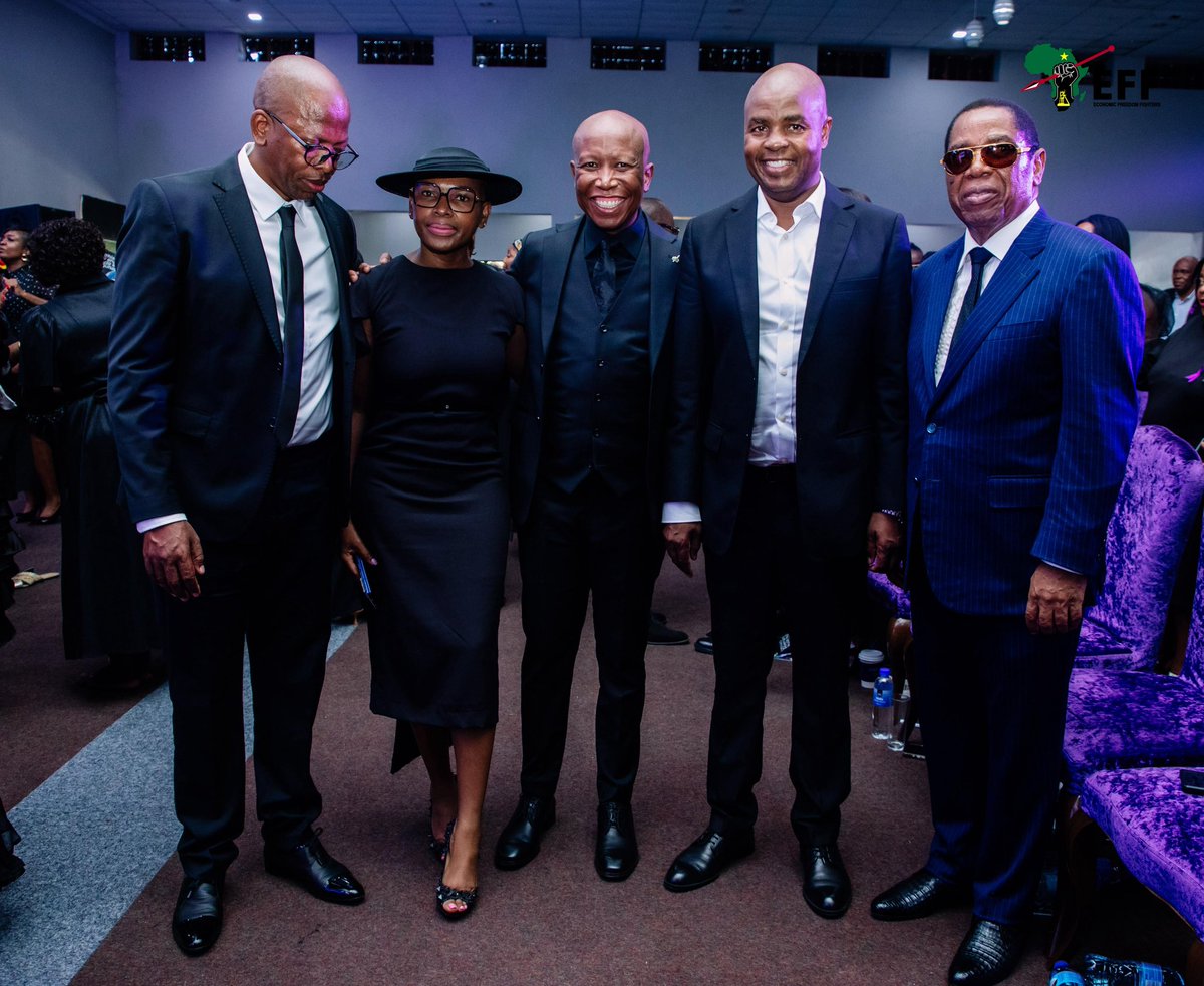 EFFSouthAfrica's tweet photo. ♦️In Pictures♦️

The EFF President and Commander in Chief @Julius_S_Malema, together with the Premier of Mpumalanga, Mandla Ndlovu, and businessman and philanthropist, Mr. Robert Gumede, joined by his family, at the funeral service of the late Mr Paul Mahlalela. https://t.co/zwGFirfGIM