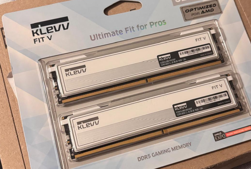 💾 Ya en casa 🖥️

KLEVV FIT V
DDR5 6000MT/s
32GB (2x16GB)
Optimizada para AMD (EXPO)

Memoria RAM gaming de alto rendimiento.
6000 MHz.

Precio de mercado: entre 95€ y 115€ según tienda y ofertas.

Reventa: 350/400€

Seguimos.